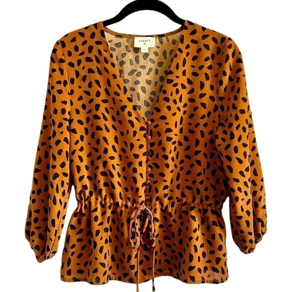 EVERLY,NWOT,PEPLUM,LEOPARD PRINT BLOUSE IN PUMPKIN COLOR WITH BLACK DOTS.SIZE S